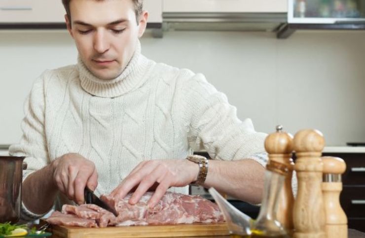 Un uomo in cucina