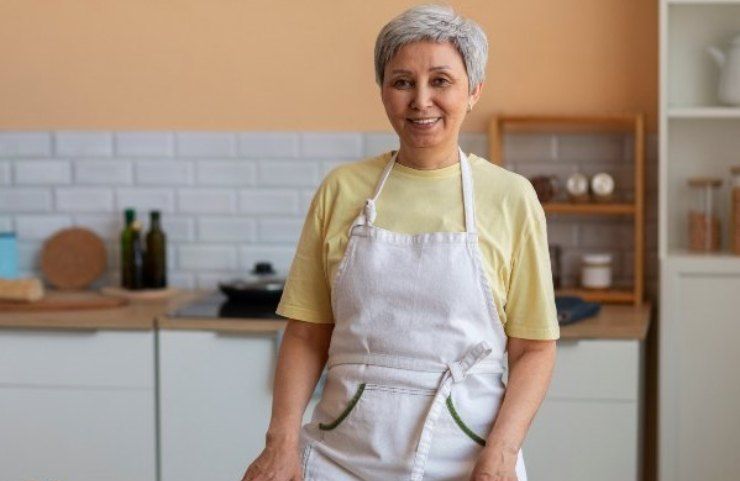 Una donna anziana in cucina