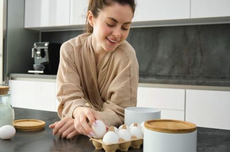 Una donna in cucina