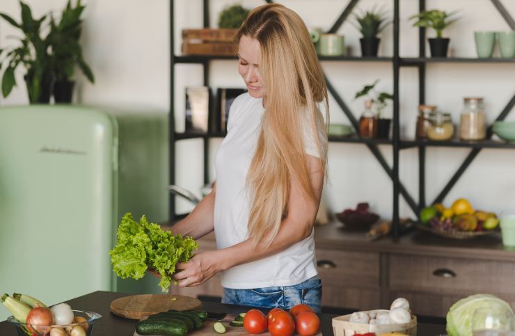 Una donna in cucina