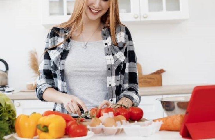 Una donna in cucina