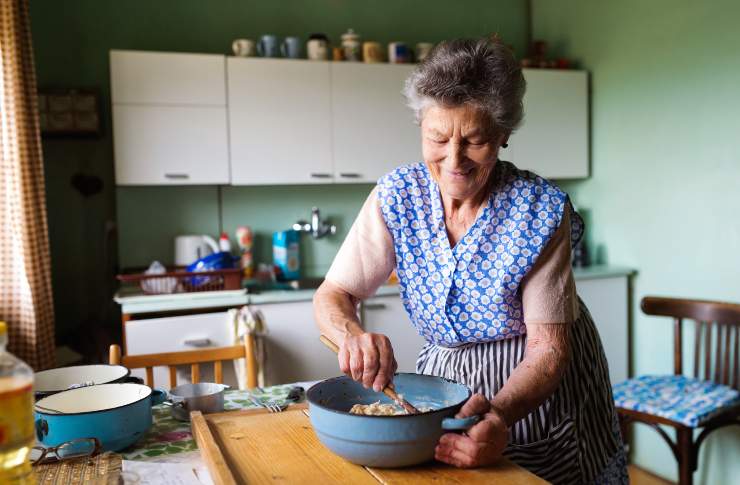 Una signora anziana che cucina
