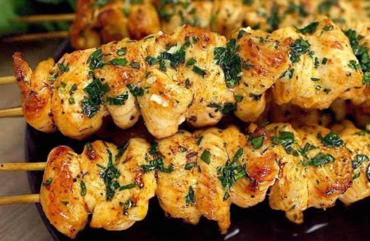 Appetitosi spiedini di pollo