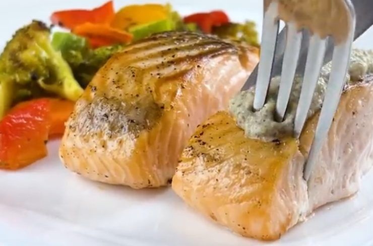 Appetitoso salmone con verdure