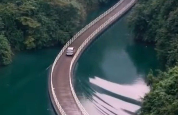 Auto che attraversa il ponte galleggiante