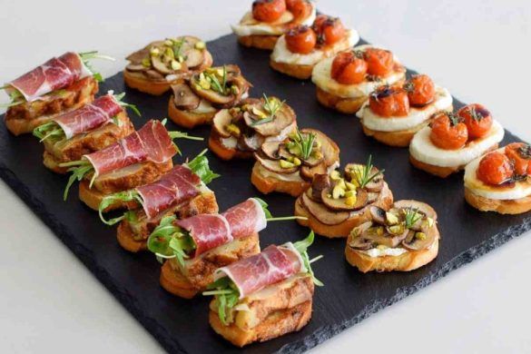 Delizioso antipasto con pane tostato