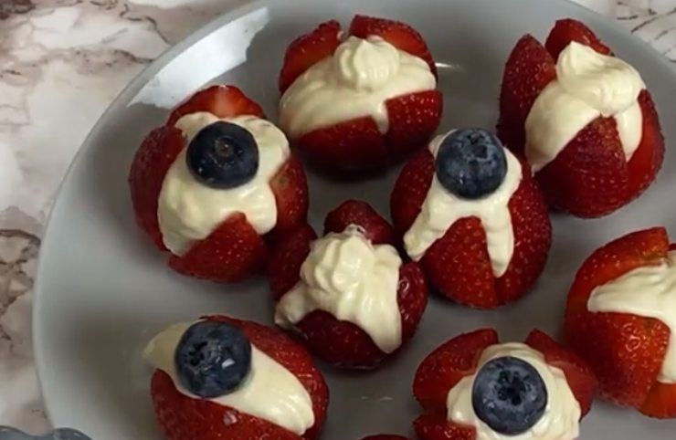 Dessert fragole e mirtilli