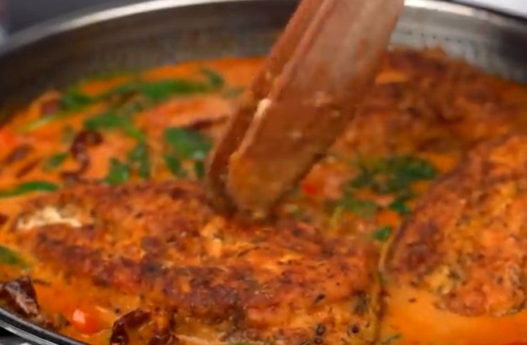 Gustoso petto di pollo in padella