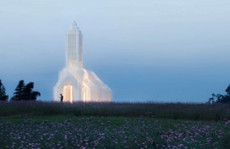 Shadowless Church nel campo di lavanda