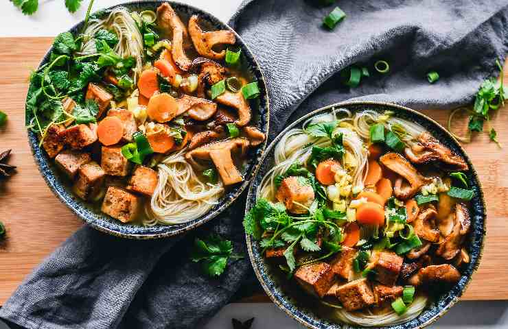 Tofu in piatto con funghi