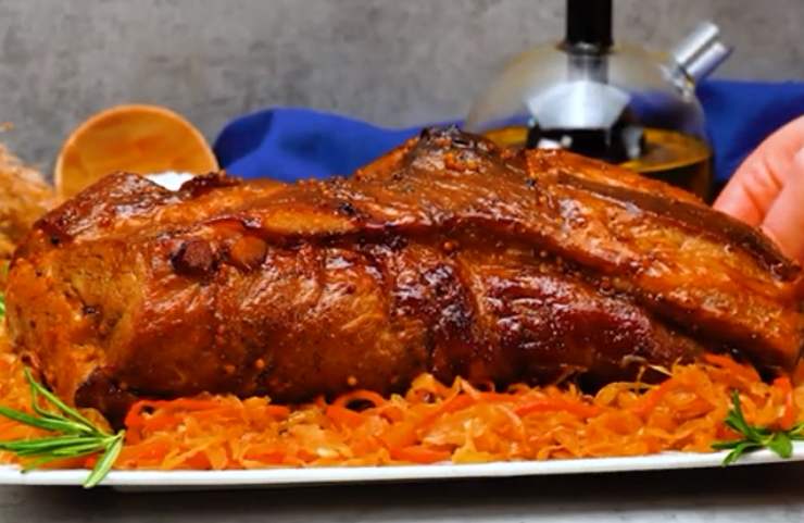 Collo di maiale al forno con cavolo e carote