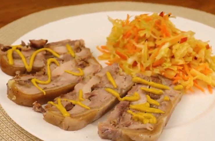 Succoso stinco di maiale con cavolo, carota e mela