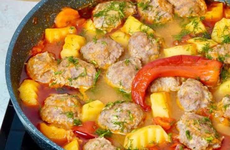 Bocconcini di carne con patate in padella