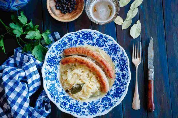 Bratwurst con salsa alle cipolle
