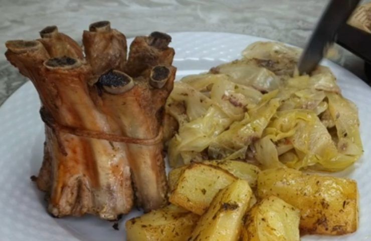 Costolette di maiale con patate e cavolo