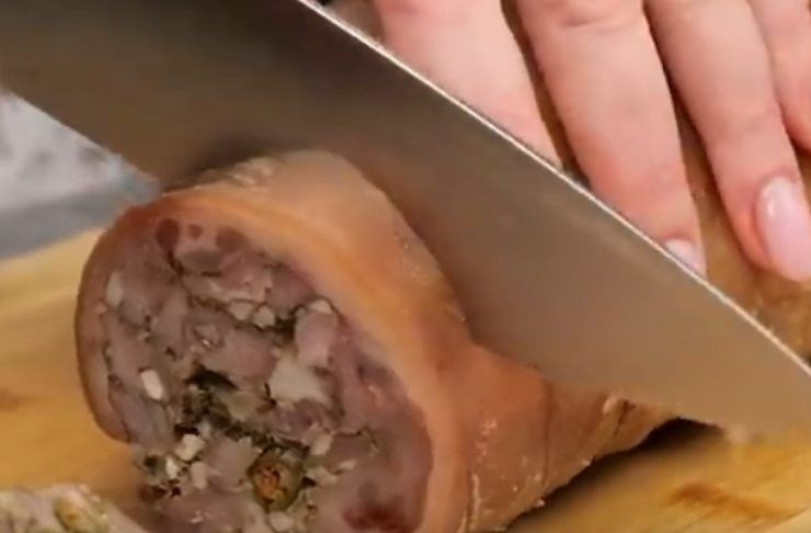 Appetitoso stinco di maiale farcito