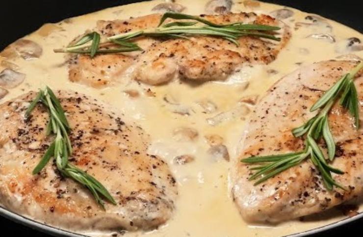 Delizioso petto di pollo in padella