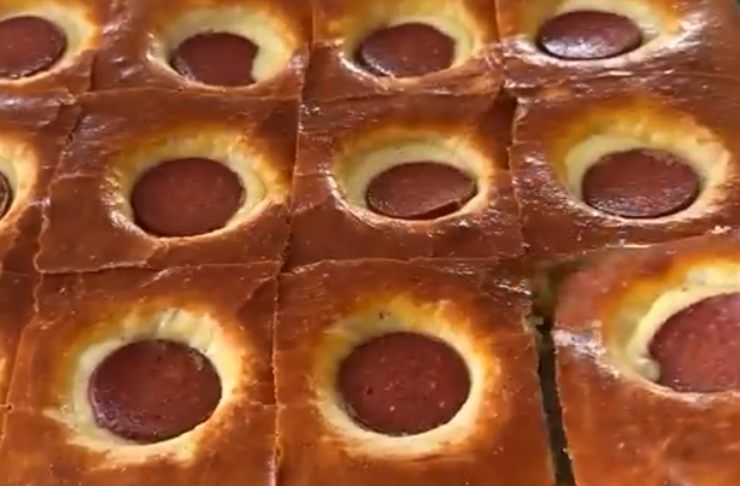 Soffice focaccia con salsiccia e formaggio